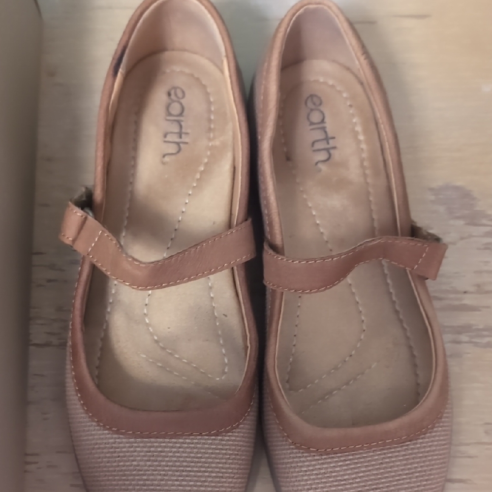 Earth Textured Tan Flats NWB - Picture 9 of 9